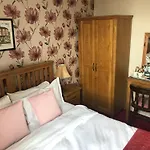 The Apple House 4*